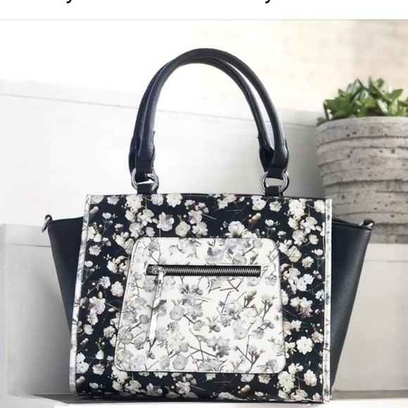 Magnolia and vine Wraparound Accent only - Picture 2 of 5